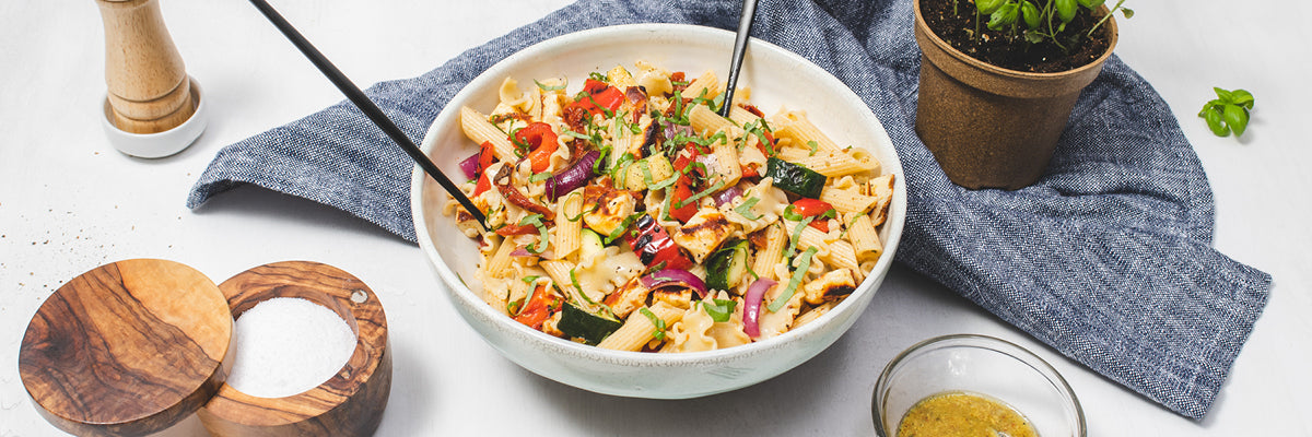 Nudelsalat mit gegrilltem Gemüse und Halloumi – Mit Honigdressing ... Nudelsalat mit gegrilltem Gemüse und Halloumi – Mit Honigdressing ...