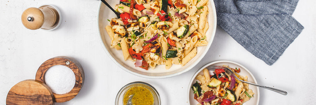 Grillad halloumisallad med pasta och honung-senapsdressing