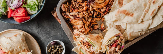 Gegrillter Hähnchenkebab mit selbstgebackenem Lavash-Brot