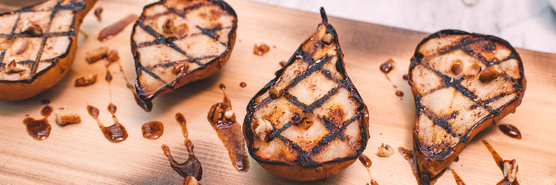 Grillade päron med kanel, lönnsirap och kanderade pekannötter